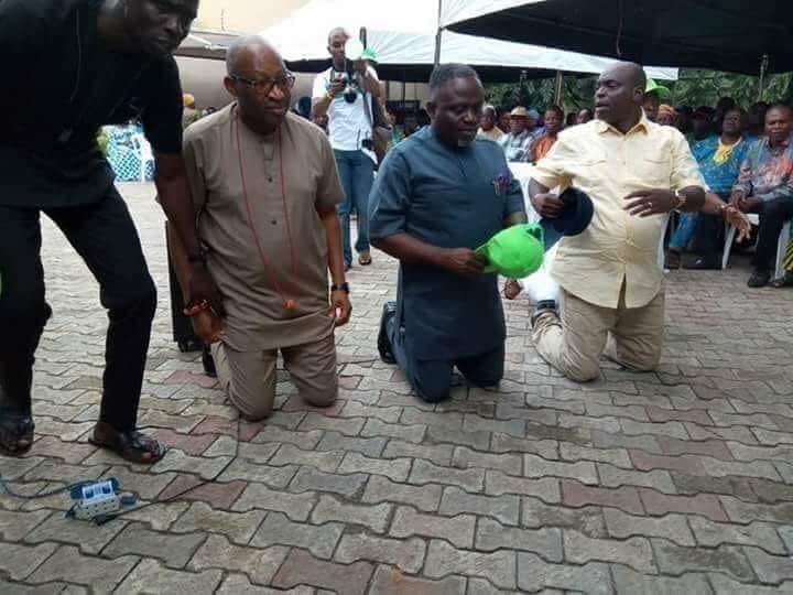 Trending photo of Patrick Obahiagbon kneeling to beg APC delegates in Edo state